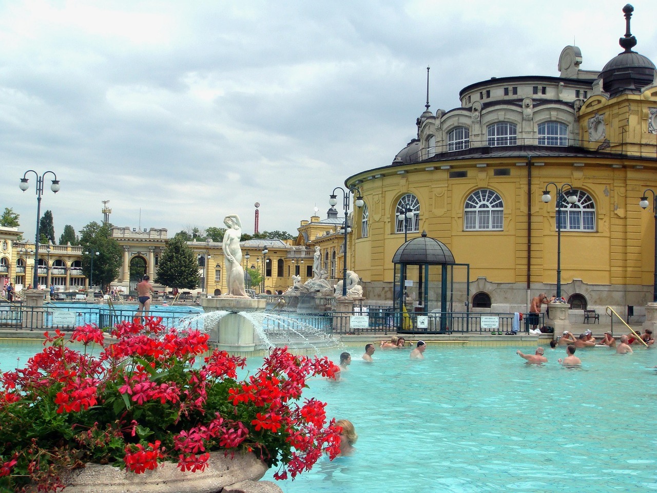 No Budapeštas lidostas uz Ungārijas termālajiem spa: galvenais g 